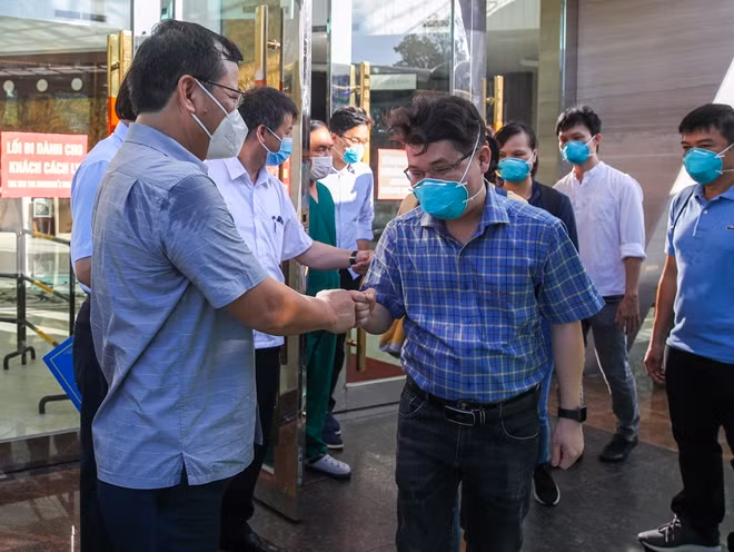 Phó Chủ tịch tỉnh Bắc Giang tới tạm biệt các bác sĩ trong đội phản ứng nhanh của Bệnh viện Chợ Rẫy tăng cường cho tỉnh.