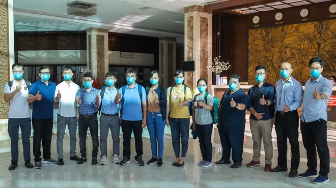 Đội phản ứng nhanh cùng chụp hình lưu niệm trước khi lên xe ra sân bay. Sau khi hoàn thành công việc ở Bắc Giang, đoàn 13 bác sĩ đã hoàn thành các thủ tục dịch tễ. Họ đã "an toàn" để trở về và tiếp tục công việc.