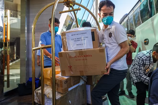 Ngoài đồ dùng cá nhân, đội phản ứng nhanh cũng mang theo rất nhiều trang thiết bị y tế đặc biệt cho công việc ở Bắc Giang.