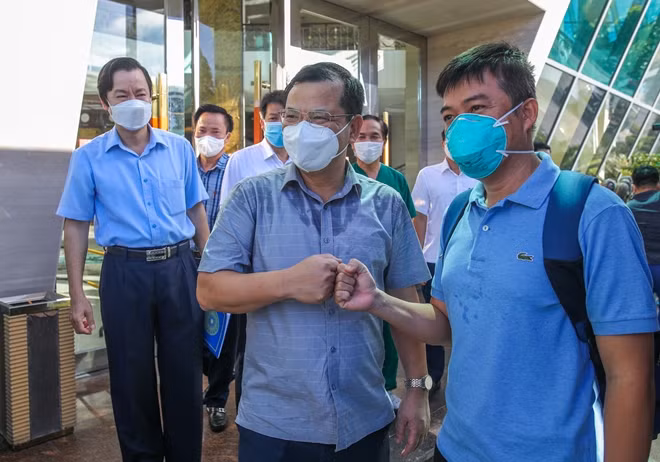 Lãnh đạo tỉnh Bắc Giang tạm biệt trưởng đoàn phản ứng nhanh của Bệnh viện Chợ Rẫy - BS Trần Thanh Linh, người được mệnh danh là "Bác sĩ 91" vì chính ông là người điều trị trực tiếp và cứu sống bệnh nhân phi công người Anh năm ngoái.