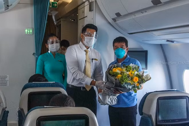 Sau khi cất cánh được khoảng 1 tiếng, trưởng đoàn tiếp viên của chuyến bay VN251 đã thay mặt phi hành đoàn cùng hành khách cảm ơn những đóng góp của tập thể 13 bác sĩ - những chiến binh thầm lặng.