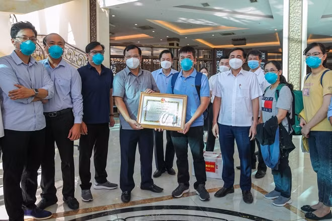 Ông Phạm Thế Tuấn- Phó Chủ Tịch Tỉnh Bắc Giang đã trao bằng khen và gửi lời cảm ơn các bác sĩ Bệnh Viện Chợ Rẫy đã cùng nhân dân Bắc Giang khống chế được dịch bệnh, hỗ trợ xây dựng trung tâm ICU và chuyển giao chuyên môn cho các y bác sĩ của tỉnh.