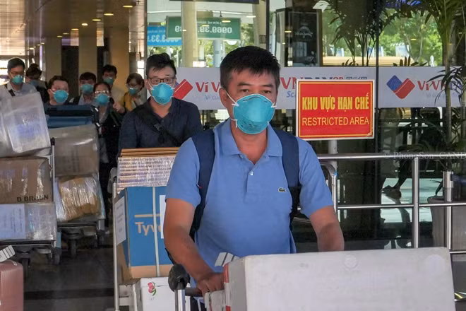 Sau 1 tiếng 45 phút, đội phản ứng nhanh đã hạ cánh xuống Sân bay quốc tế Tân Sơn Nhất, ở đây họ sẽ lên xe và đi thẳng tới Bệnh viện Chợ Rẫy để tiếp tục làm việc.