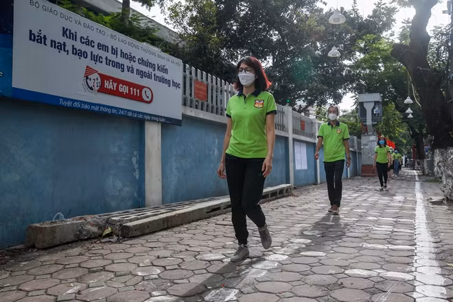 Để đảm bảo công tác phòng, chống dịch và an ninh trật tự; các thí sinh đến điểm thi trường THCS Ba Đình(Hà Nội) sẽ phải xếp hàng từ phía bên ngoài, đảm bảo giãn cách 2 mét và lực lượng công an phường sẽ đảm nhiệm việc phân làn, giải tán đám đông.