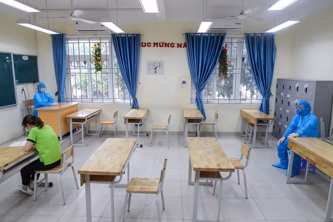 Phòng thi đặc biệt là nơi dành cho thí sinh có biểu hiện như ho, khó thở... Tại đây thí sinh sau khi kiểm tra sức khoẻ nếu không sốt có thể tiếp tục làm bài thi một mình dưới sự giám sát của hai giám thị mặc đồ bảo hộ.
