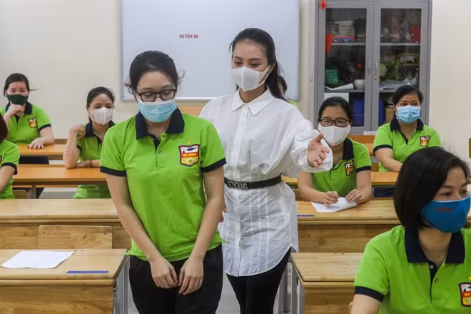 Tình huống một thí sinh bị ho nhiều sẽ được giám thị đo thân nhiệt đồng thời mời đưa thí sinh đó tới phòng thi đặc biệt.