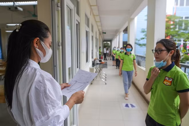 Tại cửa phòng thi, mọi thí sinh đều phải đeo khẩu trang cho đến khi giám thị đọc tên thì cởi khẩu trang để nhận diện. Trong suốt quá trình làm bài thi, các thí sinh phải đeo khẩu trang.