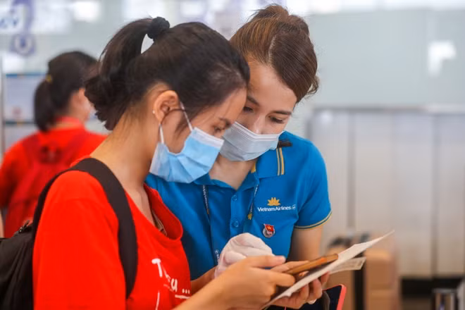 Đoàn thanh niên của Vietnam Airlines đã có mặt cùng đoàn tình nguyện viên để hỗ trợ các thủ tục bay cần thiết.