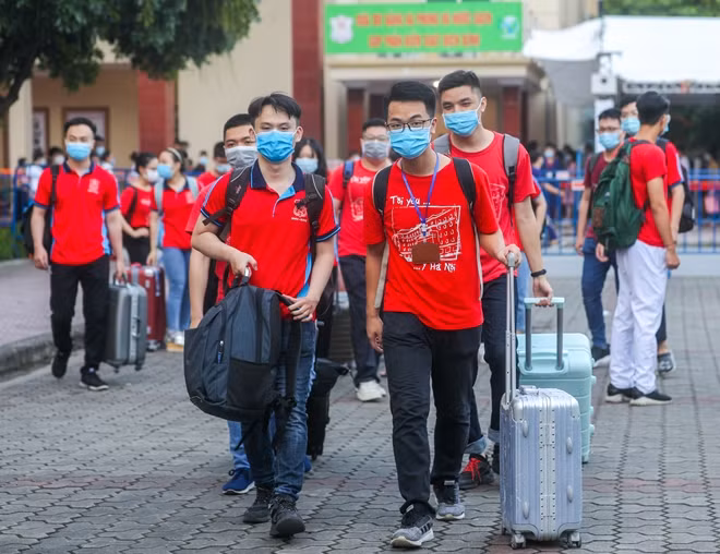 Ngoài vật dụng cá nhân, đoàn cũng mang theo rất nhiều trang thiết bị y tế như đồ bảo hộ, khẩu trang...