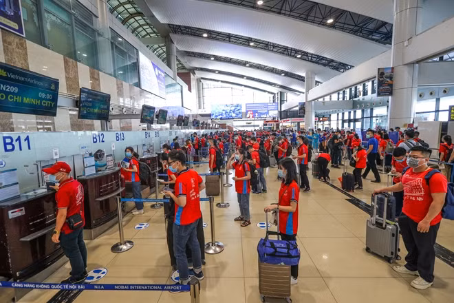 Chuyến bay VN209 cất cánh lúc 9 giờ sáng nay là chuyến bay đặc biệt được hãng Hàng không Quốc gia Việt Nam dành cho đoàn tình nguyện viên của trường Đại học Y Hà Nội.