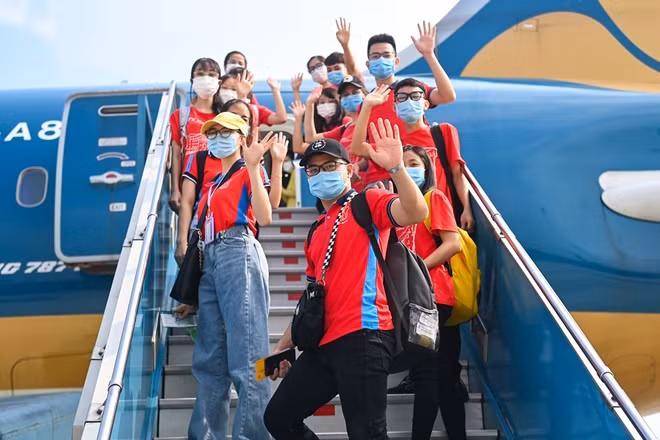 Đúng 9 giờ sáng, chuyến bay mang số hiệu VN209 đã cất cánh bay tới TP Hồ Chí Minh. Tại đây, đoàn sẽ tiếp tục di chuyển bằng xe buýt tới Bình Dương và bắt đầu lấy mẫu xét nghiệm cho người dân vào sáng mai.