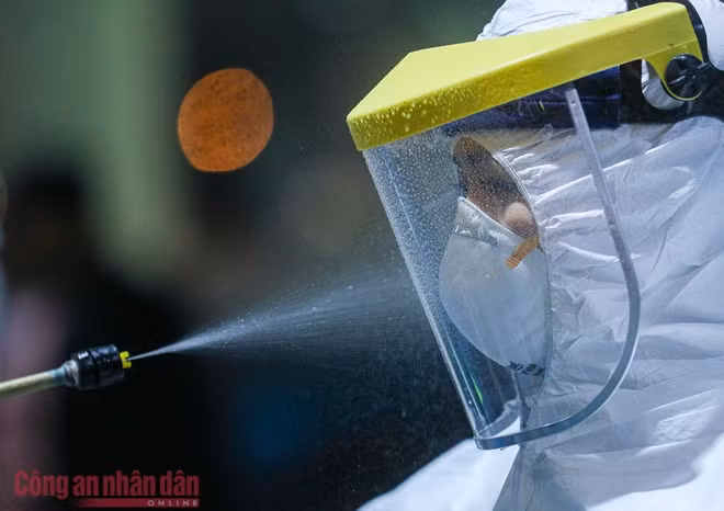 Tất cả các nhân viên y tế đều sẽ phải phun khử khuẩn trước khi cởi bỏ đồ bảo hộ.