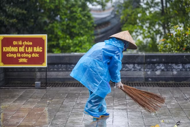 Nhân viên vệ sinh của khu lịch liên tục quét dọn lá cây, nền tránh trơn trượt cho du khách.
