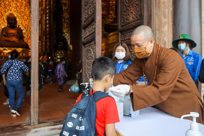 Nhà chùa đã tổ chức phát miễn phí khẩu trang cho du khách.