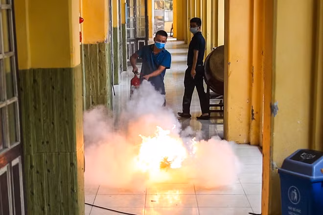Bảo vệ trường sẽ dùng bình cứu hoả dập lửa, nếu cháy to sẽ phải gọi lực lượng cứu hoả 114.