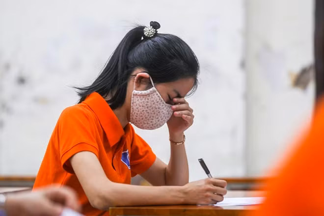 Khi làm bài thi, thí sinh có dấu hiệu ho, thân nhiệt cao.