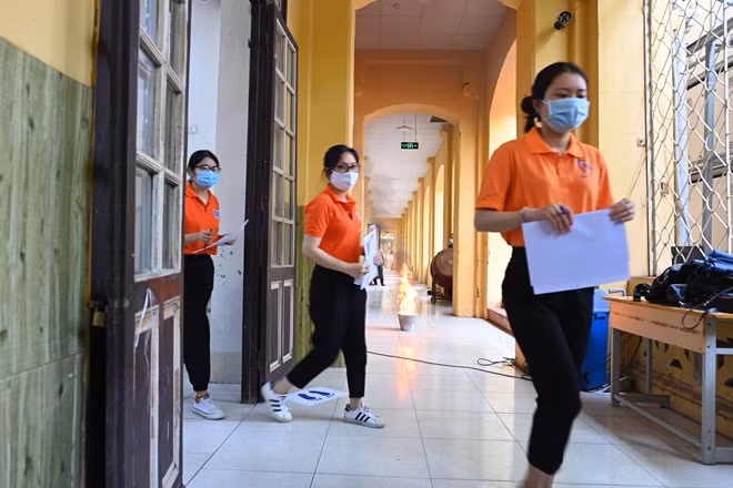 Tình huống nguy hiểm tiếp theo là trong khi làm bài thi, bên ngoài xảy ra cháy. Thí sinh sẽ được giám thị hướng dẫn đi đến nơi an toàn. Theo quy định, thí sinh sẽ phải mang bài thi và vật dụng cần thiết để làm bài thi theo cùng.