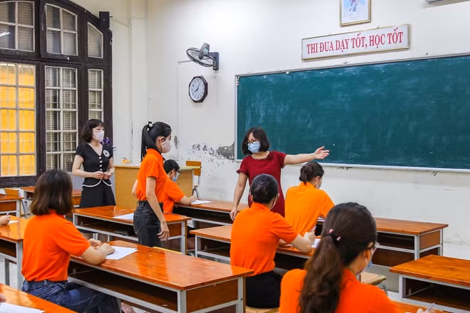 Trong trường hợp thí sinh có dấu hiệu ổn định về sức khoẻ sau kiểm tra và theo dõi, thí sinh vẫn có thể tiếp tục làm bài thi ở một phòng riêng được ban tổ chức bố trí.
