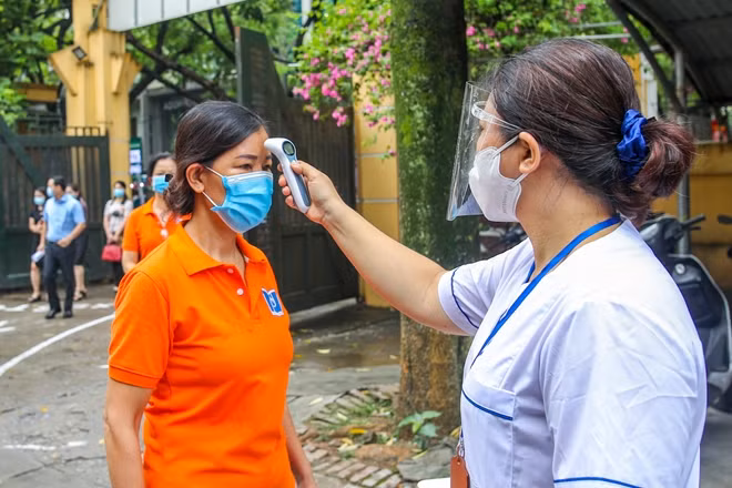 Mọi thí sinh khi tới làm bài thi phải đo thân nhiệt, sát khuẩn tay tại cổng trường. Tại đây lực lượng y tế có trách nhiệm kiểm tra, kịp thời thông báo nếu phát hiện trường hợp có dấu hiệu nghi vấn.