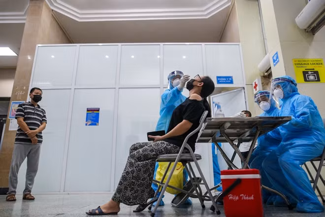 Sau khi lấy mẫu xét nghiệm, mọi người sẽ ra về bằng cửa sau và kết quả sẽ được gửi về từng đơn vị.