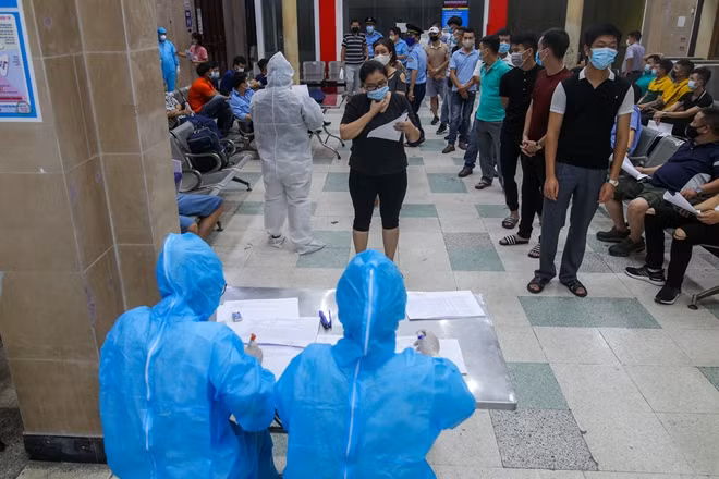 CBCNV ga Hà Nội xếp hàng đợi gọi tên vào lấy mẫu xét nghiệm. Do đã được phổ biến từ trước nên việc xếp hàng, khai báo y tế được mọi người thực hiện rất nghiêm túc.