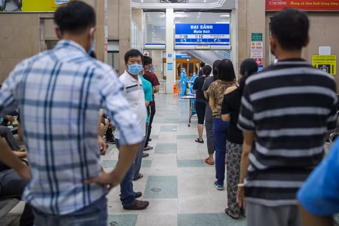 Đến khoảng 9h tối, gần 150 người đều đã được lấy mẫu xét nghiệm. Trung tâm y tế quận Đống Đa đã thống nhất với nhà ga, sau khi các tàu ở phía nam về Ga khoảng 20 giờ, lấy mẫu cho soát vé, lái tàu, bảo vệ trên tàu, khoảng 150 mẫu.