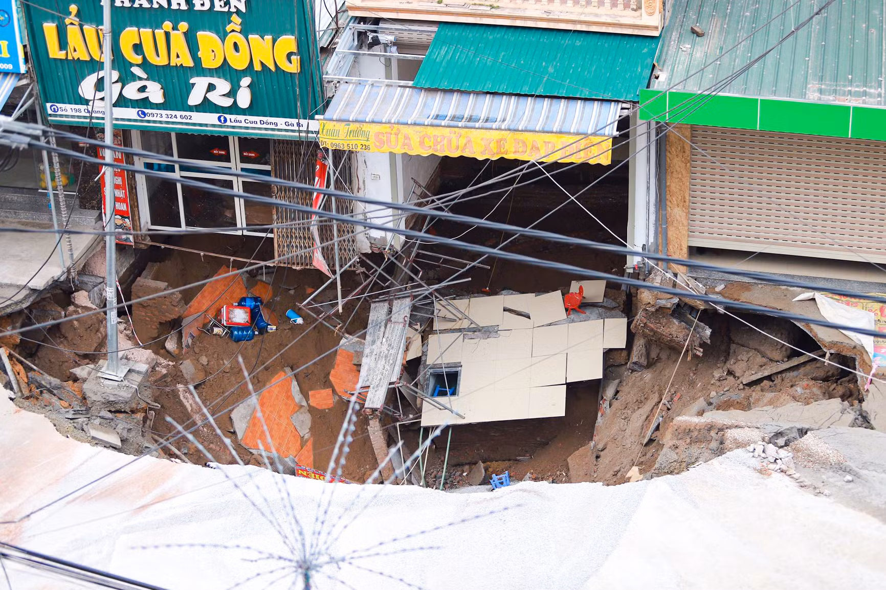"Hố tử thần” to hơn xe buýt xuất hiện ngay giao lộ ảnh 2