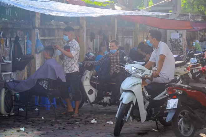 Dọc phố Thái Thịnh là một loạt những hàng cắt tóc lâu năm với lượng khách quen cố định, chiều hôm nay rất nhiều người đã phải "đặt chỗ" để khi tan làm có thể tới cắt .