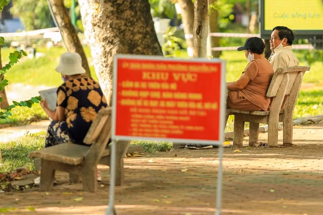 Theo ghi nhận của PV, tại nhiều điểm công cộng như ven hồ, vẫn nhiều người dân tới tập thể dục và một số chưa nghiêm túc chấp hàng quy định 5K.