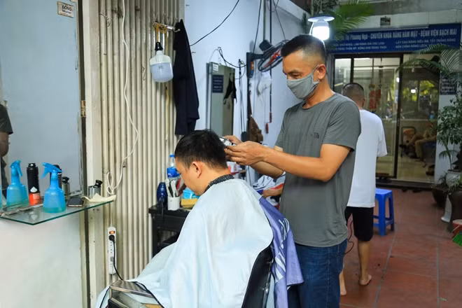 Dịch vụ cắt tóc chiều nay thật sự rất tấp nập, vì thời gian đóng cửa chưa biết bao lâu nên các cửa hàng đều rất đông người tới xếp hàng đợi đến lượt.