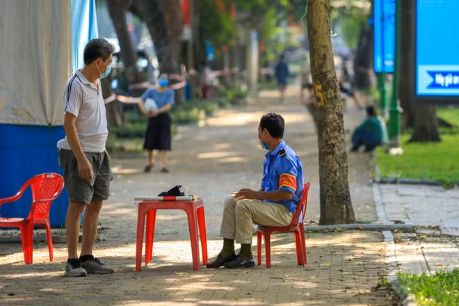 Một chốt kiểm soát trên đường ven hồ Thuyền Quang.