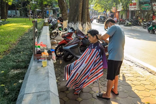 Chiều 12/7, Chủ tịch UBND thành phố Hà Nội đã ra quyết định tạm dừng một số dịch vụ, hoạt động kinh doanh không thiết yếu để phục vụ công tác phòng, chống dịch.