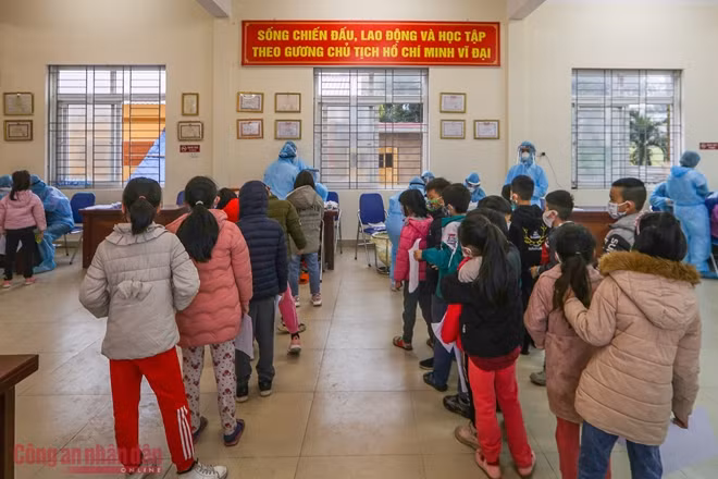 Các em học sinh phải xếp hàng, cầm theo tờ khai y tế. Tại bàn lấy mẫu sẽ có cô giáo chủ nhiệm của lớp hướng dẫn, giúp đỡ các em.