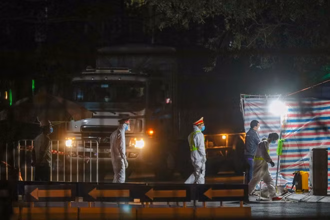 Cẩm Giàng là địa bàn có nhiều khu công nghiệp nên việc kiểm tra các loại xe container, xe tải ra vào được làm hết sức chặt chẽ bởi nhiều xe đến từ tỉnh khác.