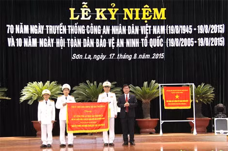 Đồng chí Cầm Ngọc Minh, Phó Bí thư Tỉnh ủy, Chủ tịch UBND tỉnh trao Bức trướng của Tỉnh ủy, UBND, UBMTTQ Việt Nam tỉnh tặng Công an tỉnh Sơn La.