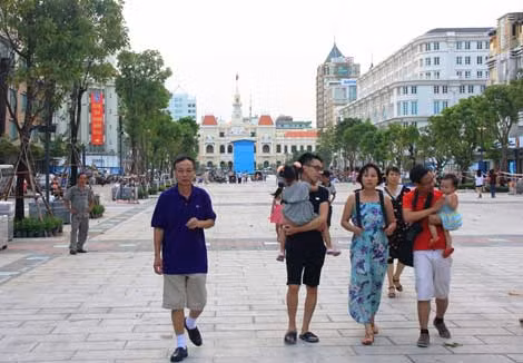Nhiều du khách nước ngoài cũng thích thú khi dạo trên quảng trường mặc dù một số công đoạn chưa hoàn thiện. Nhiều du khách nước ngoài cũng thích thú khi dạo trên quảng trường mặc dù một số công đoạn chưa hoàn thiện.