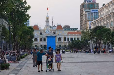 Khi quảng trường đi bộ được thông suốt, nhiều gia đình đã đến đây thưởng ngoạn, dạo mát. Khi quảng trường đi bộ được thông suốt, nhiều gia đình đã đến đây thưởng ngoạn, dạo mát.