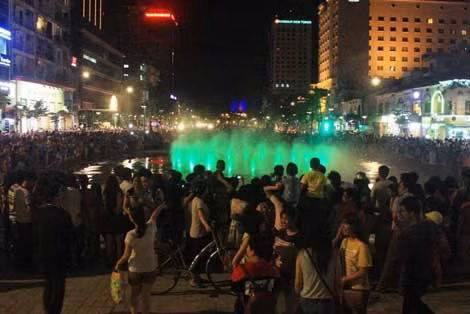 Trong đêm vận hành thử đài phun nước, đã có hàng trăm người háo hức vây xung quanh thưởng ngoạn. Trong đêm vận hành thử đài phun nước, đã có hàng trăm người háo hức vây xung quanh thưởng ngoạn.