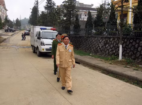 Công an Sa Pa tuần tra đảm bảo an ninh trật tự.
