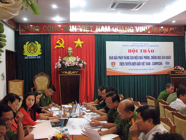 Các đại biểu dự Hội thảo thảo luận theo nhóm.