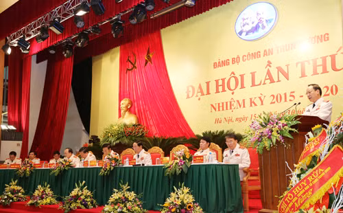 Thượng tướng Lê Quý Vương trình bày báo cáo tổng hợp ý kiến đóng góp của các đảng bộ trực thuộc và dự thảo Báo cáo chính trị, Báo cáo kiểm điểm sự lãnh đạo, chỉ đạo của Đảng ủy Công an Trung ương, nhiệm kỳ 2010-2015. Thượng tướng Lê Quý Vương trình bày báo cáo tổng hợp ý kiến đóng góp của các đảng bộ trực thuộc và dự thảo Báo cáo chính trị, Báo cáo kiểm điểm sự lãnh đạo, chỉ đạo của Đảng ủy Công an Trung ương, nhiệm kỳ 2010-2015.