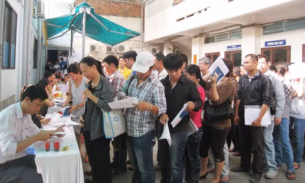Người lao động xếp hàng dưới trời nắng chờ đến lượt giải quyết thủ tục về bảo hiểm. Người lao động xếp hàng dưới trời nắng chờ đến lượt giải quyết thủ tục về bảo hiểm.