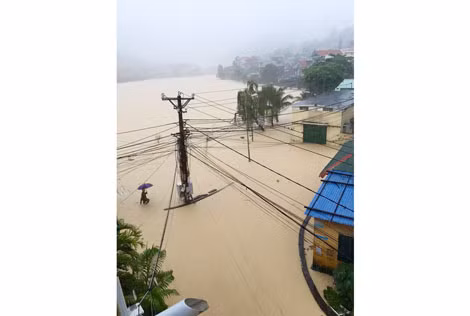 Chiều tối ngày 26/7 khu vực phường Mông Dương xảy ra mưa lớn gây lũ.- Ảnh: CTV.
