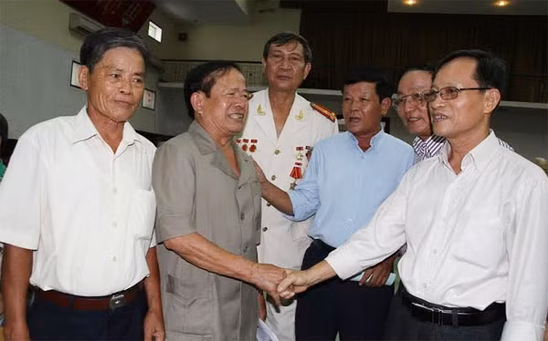 Các chiến sỹ Cảnh vệ năm xưa vẫn lạc quan, yêu đời và tiếp tục là tấm gương cho con cháu. Các chiến sỹ Cảnh vệ năm xưa vẫn lạc quan, yêu đời và tiếp tục là tấm gương cho con cháu.