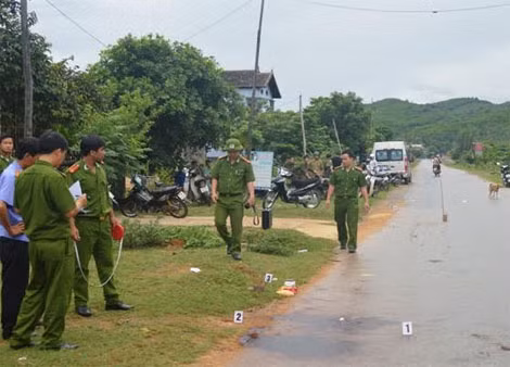Công an Quảng Bình đang phối hợp với các đơn vị liên quan khám nghiệm hiện trường, điều tra làm rõ vụ việc. Công an Quảng Bình đang phối hợp với các đơn vị liên quan khám nghiệm hiện trường, điều tra làm rõ vụ việc.