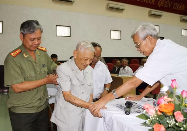 Tuy tuổi cao sức yếu, nhưng đồng chí Trần Thận - nguyên Bí thư Tỉnh ủy Quảng Nam và Đặc khu Quảng Đà vẫn đến từ rất sớm để tìm gặp lại những chiến sỹ Cảnh vệ một thời gắn bó, gần gũi như ruột thịt. Tuy tuổi cao sức yếu, nhưng đồng chí Trần Thận - nguyên Bí thư Tỉnh ủy Quảng Nam và Đặc khu Quảng Đà vẫn đến từ rất sớm để tìm gặp lại những chiến sỹ Cảnh vệ một thời gắn bó, gần gũi như ruột thịt.