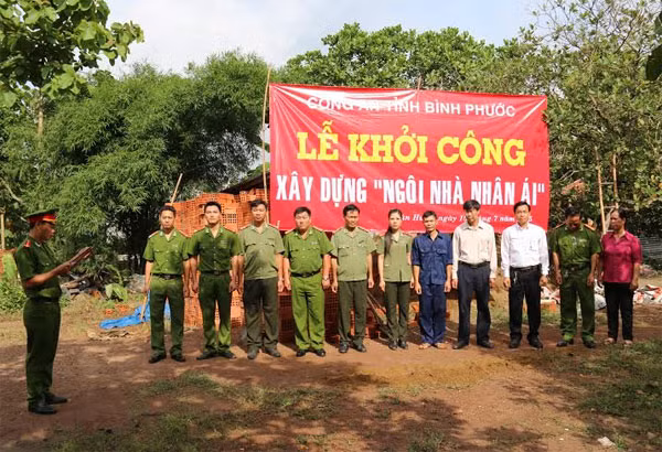 Công an tỉnh tổ chức lễ khởi công xây dựng ngôi nhà nhân ái cho hộ ông Lục Văn Lâm, thường trú ấp Suối Đôi, xã Tân Hưng, huyện Đồng Phú.