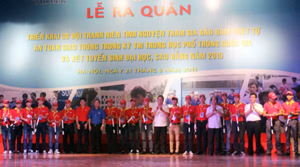 Ban tổ chức đã tặng trang thiết bị cho các đội thanh niên tình nguyện.