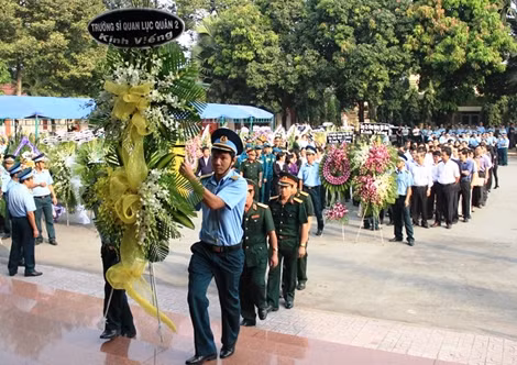 Ngay từ sáng sớm nhiều đoàn viếng đã có mặt tại nhà tang lễ để đưa tiễn 4 sĩ quan về nơi an nghỉ.