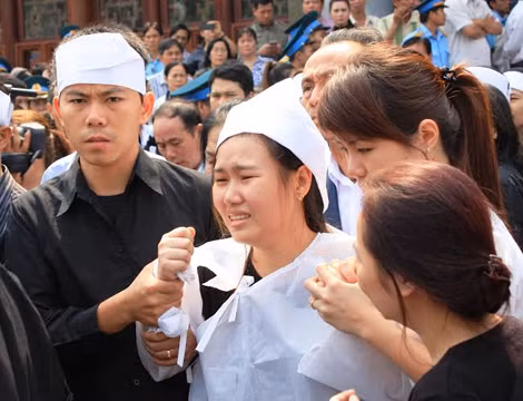Người thân khóc nghẹn trong giây phút cưối cùng.